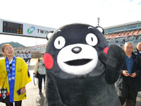 【SUPER GT 最終もてぎ連戦】復興支援を呼びかけ、くまモンがサーキットを駆け巡る 画像