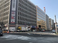 えーと、陥没穴はどこにあったのでしょう？…現在の博多駅前通り 画像