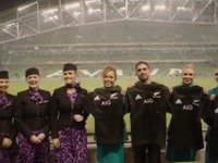 アイルランドの航空会社、ラグビー代表戦の敗戦めぐる罰ゲームを実行 画像