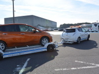 日産、自動運技術を用いた完成車無人搬送システムの台車は4WS! 画像