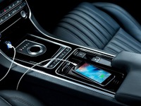 スマホや駐車券用すべり止めシート、ダッシュボードの曲面にもフィット 画像