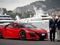 ホンダ NSX 新型、欧州第一号車を納車…初代 NSX 開発者に 画像