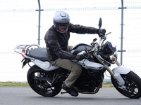 【BMW F800R 動画試乗】並列2気筒の扱いやすさを生かした軽快な走りが魅力…佐川健太郎 画像