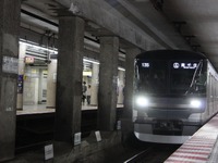 東京メトロ日比谷線の新型電車、初の営業運行…「シルバーえもん」も登場 画像