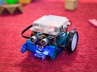 プログラミングを学べる車型ロボットキット「mBot」 画像