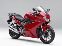 ホンダ、VFR800シリーズを一部改良…マフラー変更やアクセサリーソケット装備 画像
