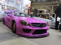 【東京オートサロン2017】Osaka of the Osaka、ピンクのメルセデス SL 画像