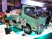 【東京オートサロン2017】日野、街と生活を支えるトラックをクールに表現 画像