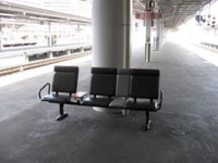駅ホームのベンチを「平行」から「垂直」に…北陸本線の4駅 画像