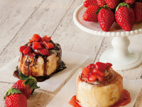 シナボン、甘酸っぱい苺をトッピングした新アイテム2種---期間限定 画像