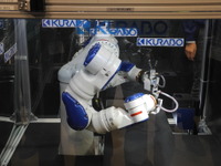 【ロボデックス2017】クラボウ、3Dカメラを組み込んだロボットを開発…事業の柱に育成を 画像