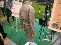 【ウェアラブルEXPO 2017】ゴルフがうまくなるウエア?…帝人が導電繊維で製作 画像