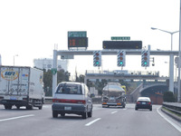 工事中標識から垂れ下がったケーブルが走行車両に接触、首都高湾岸線で事故発生 画像