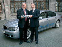 BMW、ミュンヘン市長に水素自動車を貸与 画像