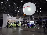 【キャンピングカーショー2017】今夏発売の小型バッテリー電源、車中泊OK仕様デモカーに注目 画像
