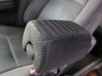 オートバックス、PBブランドから簡単装着のひじ掛けクッション発売 画像