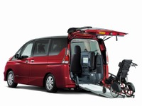 オーテック、セレナ福祉車両を発売…車いすの子どもと安心ドライブ 画像