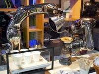【CES 2017】1000万円のコーヒーメーカー!?　ロボットアームがバリスタの動きを再現 画像
