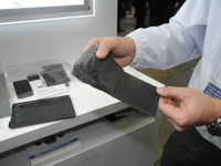 【新機能性材料展2017】開発中の繊維強化熱可塑複合素材を展示、自動車向け用途も狙う…王子エフテックス 画像