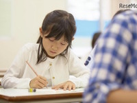子どもの家庭学習の時間、共働き世帯と専業主婦世帯で差がない 画像