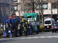 官邸前で右直事故、警視庁機動隊車と貨物トラック 画像