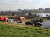 東京の荒川河川敷で防災イベント実施---自衛隊車両や地震体験車、降雨体験車など十数台が集結 画像