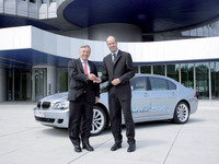 BMW、ドイツ最大のレンタカー会社の会長に水素自動車を貸与 画像