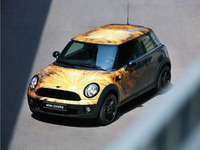 写真家テスティーノがデザインした MINI 画像