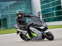BMWモトラッド、初のEVスクーター Cエヴォリューション発売…148万7500円 画像