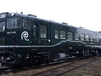 道南いさりび鉄道「夏」イメージの新塗装車が発進　3月26日 画像