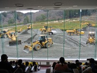 日本キャタピラー、ちびっこ建機フェア開催…迫力のデモ走行に大歓声 画像