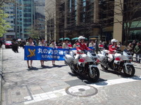 東京丸の内仲通りで交通安全パレード…アテンザ オープンが走行 画像