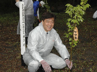パジェロの森に益子社長が植樹 画像