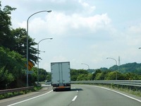 普通トラックのドライバー不足と高齢化が進行、5年後には不足感が軽減　2016年度市場動向調査 画像