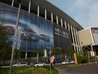 【上海モーターショー2017】明日の開催を控え、会場設営は急ピッチ…ベールに包まれたクルマが続々搬入 画像