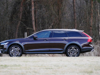 【ボルボ V90クロスカントリー 試乗】ベンツも参入「ワゴンベースSUV」、これで火がつくか…中村孝仁 画像