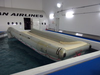 【安全の舞台裏 JAL】滑走路を逸脱、海上へ---救難訓練体験 画像