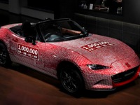 【GW】マツダ ロードスター 100万台記念車…1万人超が車体にサイン　花のパレードに参加 画像