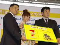 ゆうこりん、パラリンピックを応援…車椅子77台を寄贈 画像