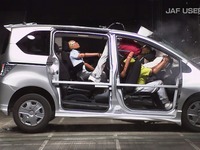 シートベルト非着用の後席乗員、ドライバーを押しつぶす…JAF衝突実験 画像