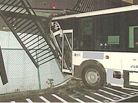 小金井市の乗合バス衝突事故の調査結果、「異常を感じたら躊躇なく停止」を指導へ 画像