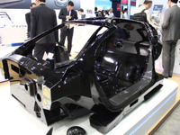 【人とくるまのテクノロジー2017】ムベア社が生産終了のVW XL1 のカーボンモノコックを展示したワケ 画像