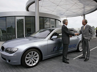 BMW、ハイドロジェン7 をリンデAG会長に貸与 画像
