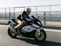 【BMW S1000RR 動画試乗】最新の電制により公道でもハイスペックを楽しめる…佐川健太郎 画像