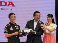 【第101回インディ500】佐藤琢磨にホンダから“副賞”…凱旋会見でNSXが授与される 画像