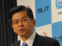 クルマがジャンプして観光バスに衝突した事故　石井国土交通相がNEXCO中日本に調査指示 画像