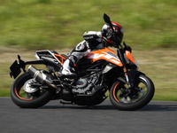 【KTM 250デューク 試乗】フルバンクが楽しい、自在に振り回せるコーナーロケット…青木タカオ 画像