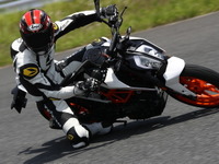 【KTM 390デューク 試乗】見てウットリ、走りのアツさと先進技術も魅力…青木タカオ 画像