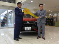 三菱自動車、アルピニスト野口健氏がアンバサダーに就任…アウトランダーPHEV贈呈 画像