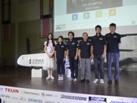 【新聞ウォッチ】豪ソーラーレースに参戦する工学院大の新車両を公開、「応援大使」に足立梨花さん起用 画像